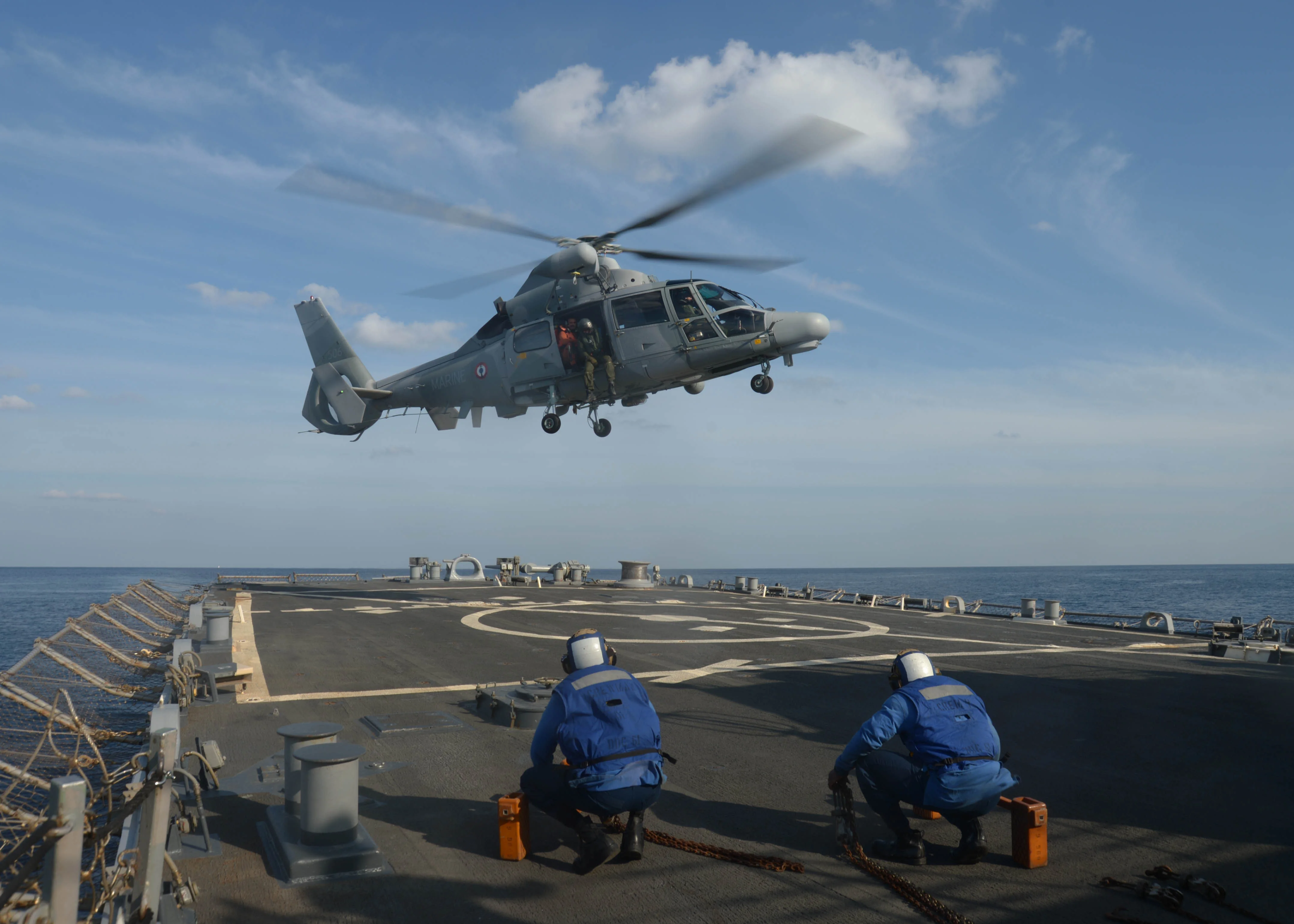Un hélicoptère AS565 Panther de la frégate Surcouf, se prépare à apponter sur le destroyer USS Ramage