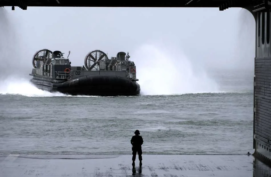 Un LHAC se prépare Ã  entrer dans le radier du Tonnerre