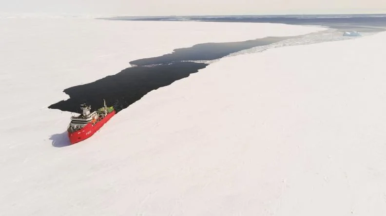 Le patrouilleur polaire L’Astrolabe dans les glaces antarctiques