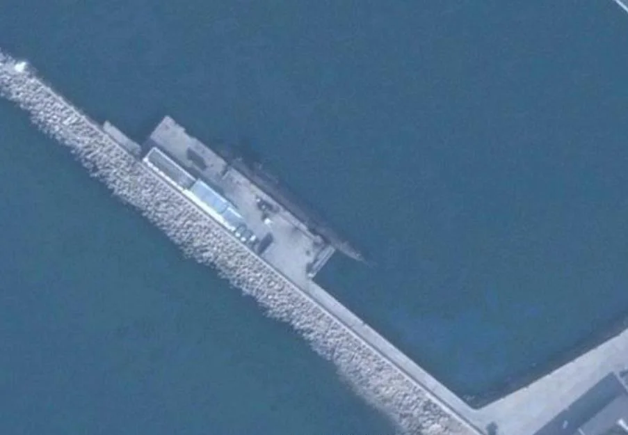 Un sous-marin accosté à la jetée est