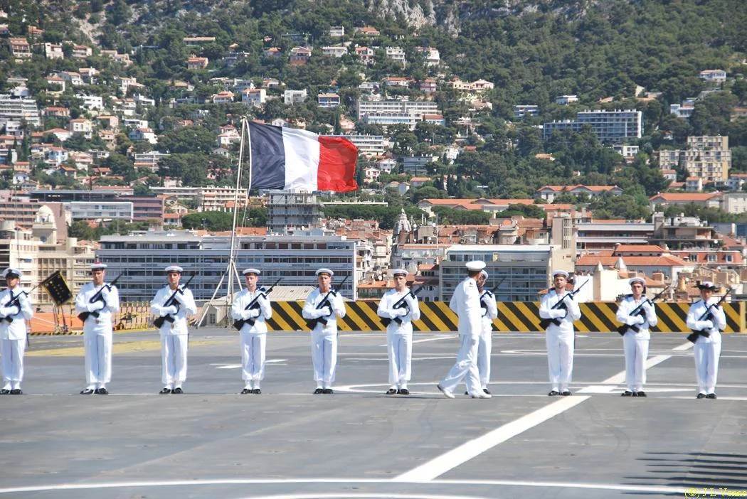 Le nouveau commandant inspecte la garde d'honneur