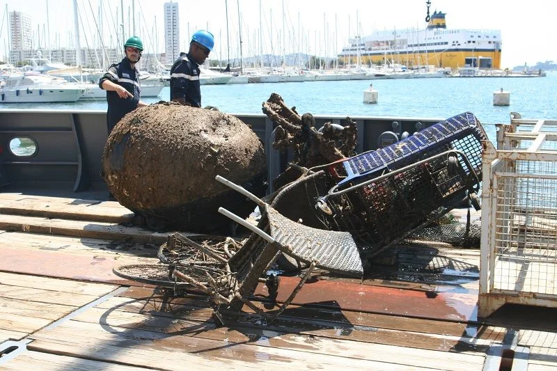 Un aperçu des différents déchets retrouvés au fond