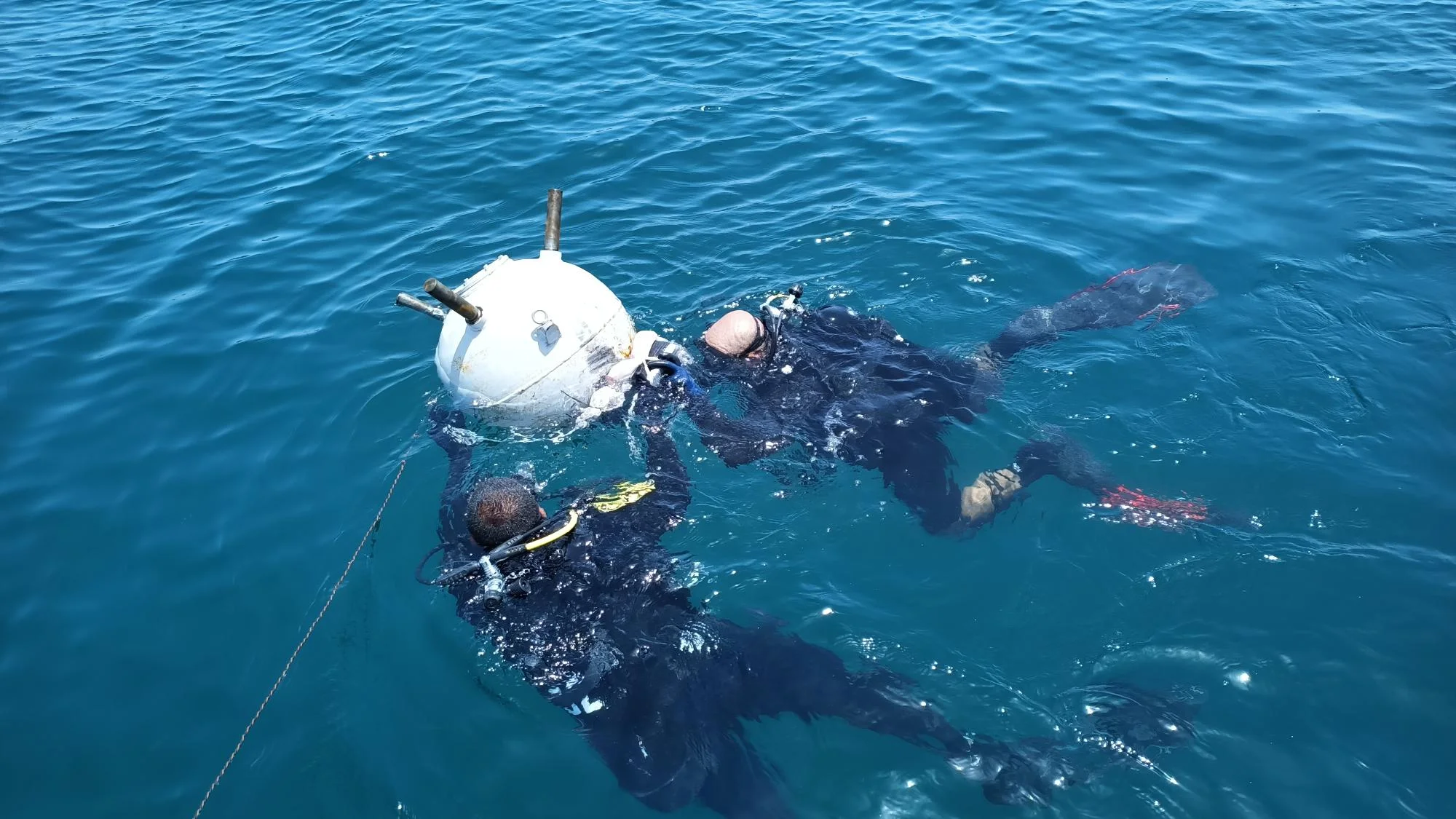 Des plongeurs-démineurs interviennent sur une mine dérivante