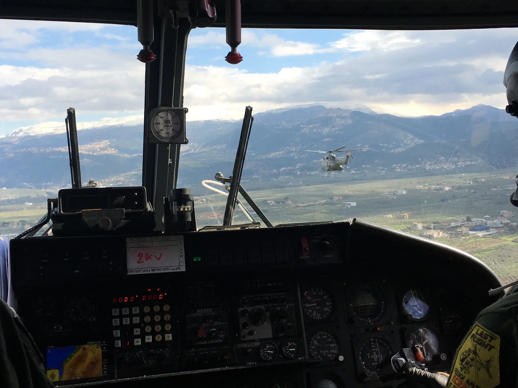 L’hélicoptère Lynx du détachement 34F Jean de Vienne survole le Liban