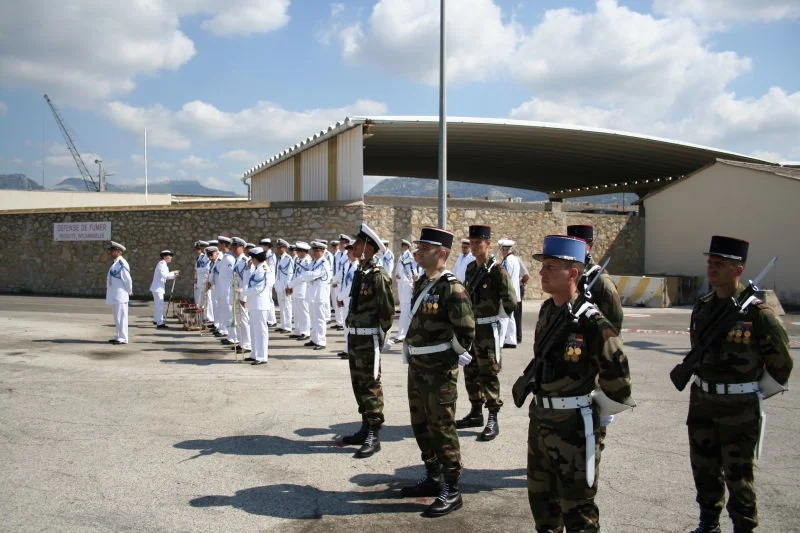 La garde d'honneur devant la musique des équipages de la flotte