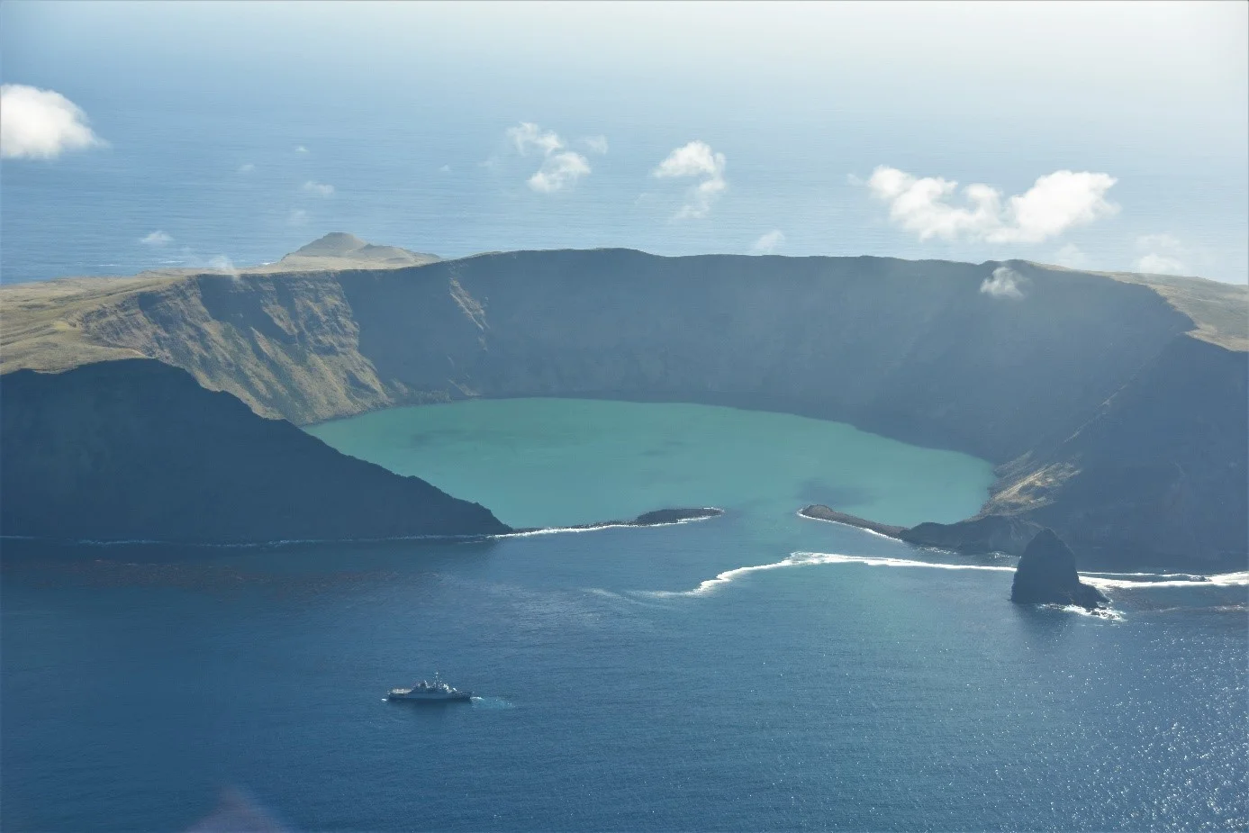 La frégate Nivôse devant le cratère de l'île St-Paul