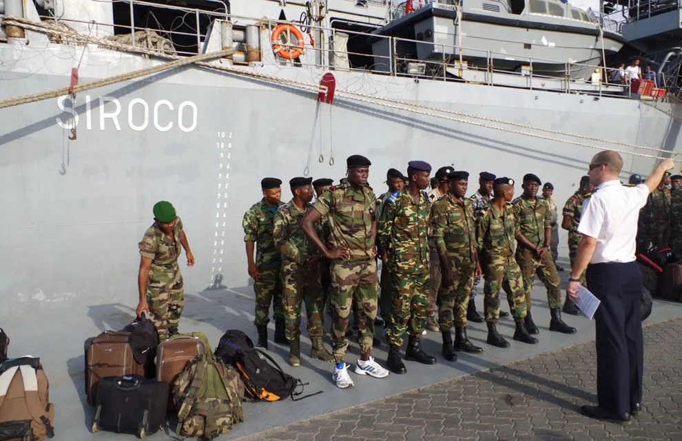 Des élèves officiers étrangers embarquent sur le Siroco