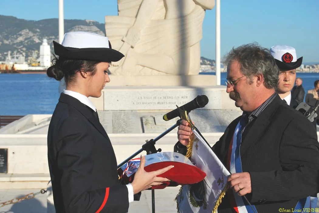 M. le maire remet son fanion à la PMM