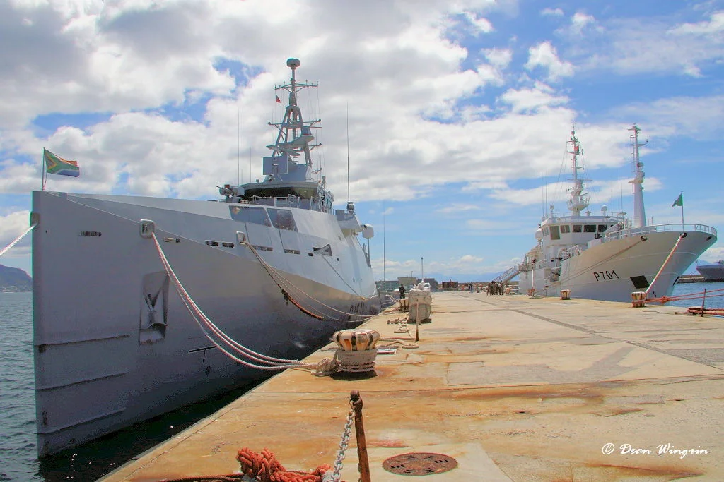 Le patrouilleur sud-africain King Sekhukhune I et Le Malin à quai à Simons Town