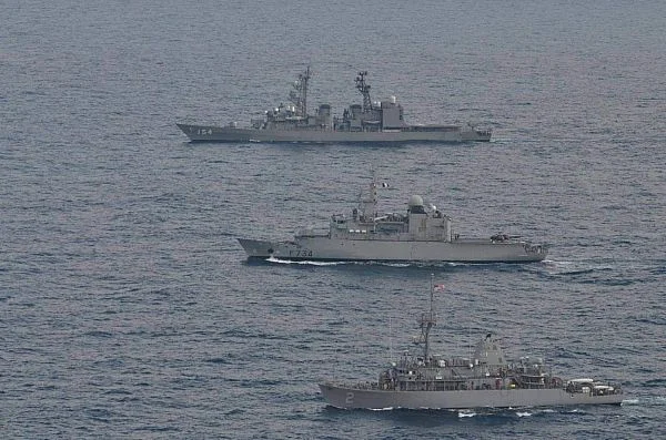 La frégate Vendémiaire s’entraîne avec les marines américaine et japonaise