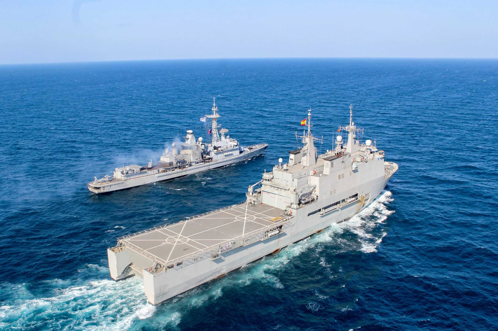 La frégate Jean Bart conduit un PASSEX avec le bâtiment amphibie espagnol Castilla