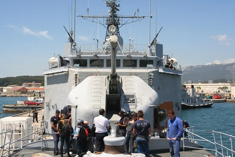 Des élèves de l’Ecole de Provence de Marseille visitent le patrouilleur de haute-mer Commandant Ducuing