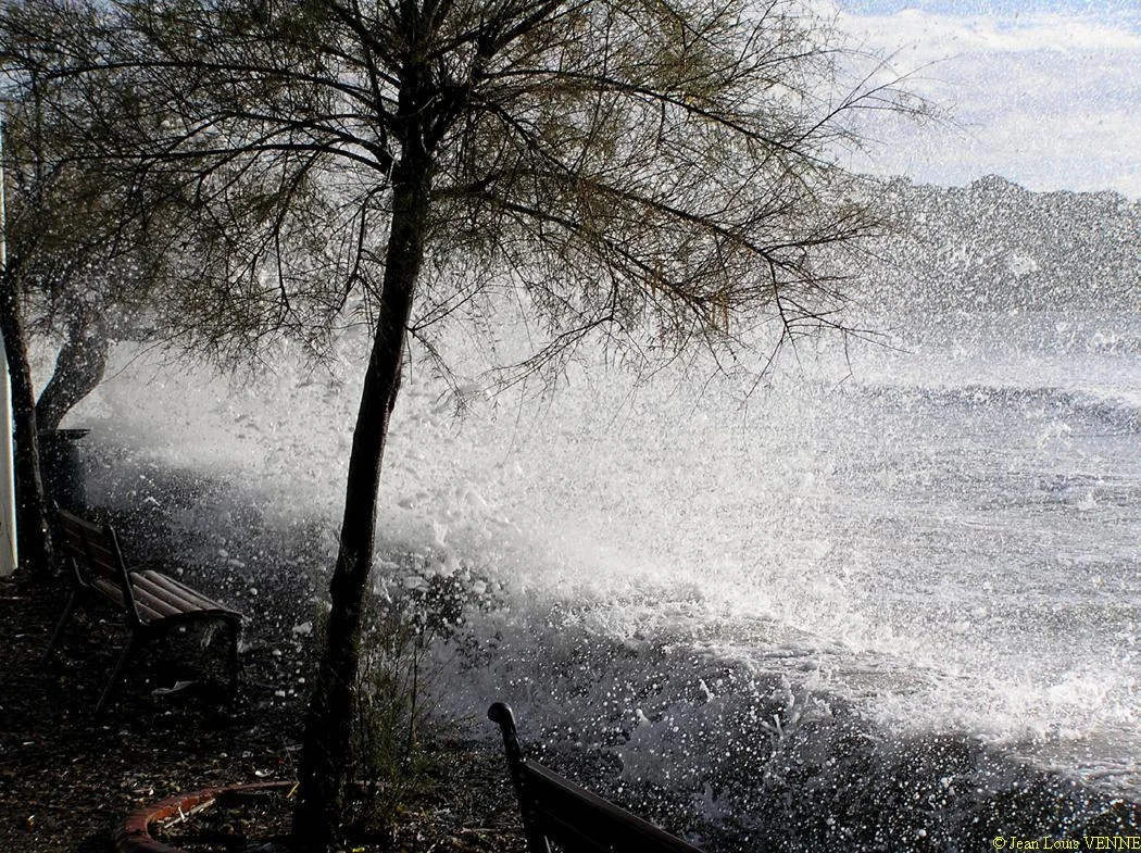Les vagues se brisent sur le mur de protection