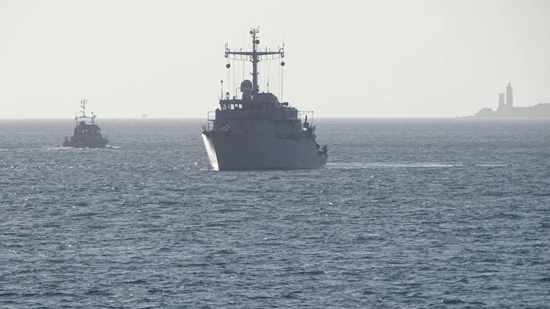 Un chasseur de mines dans le goulet de Brest