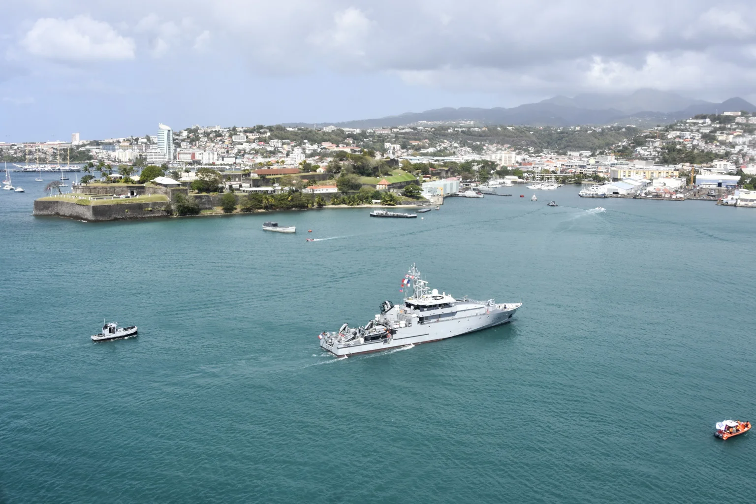 Parade nautique à l'occasion de l'ASA du patrouilleur La Combattante