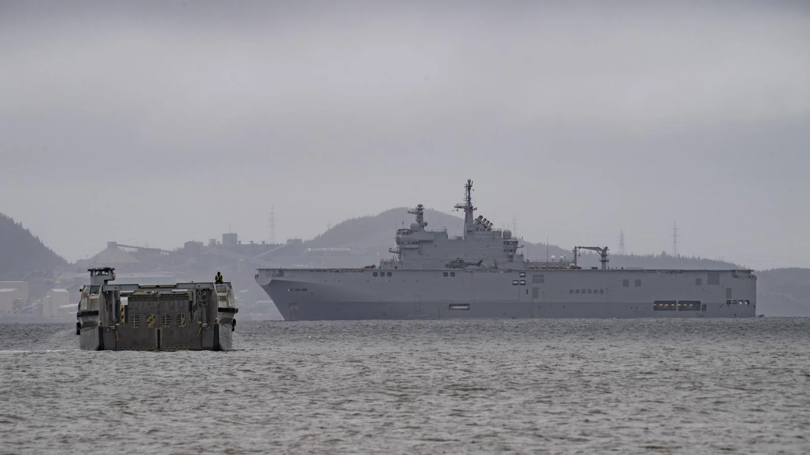 Le porte-hélicoptères Mistral