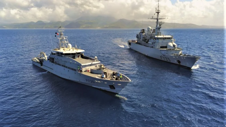 La frégate Ventôse et le patrouilleur La Combattante