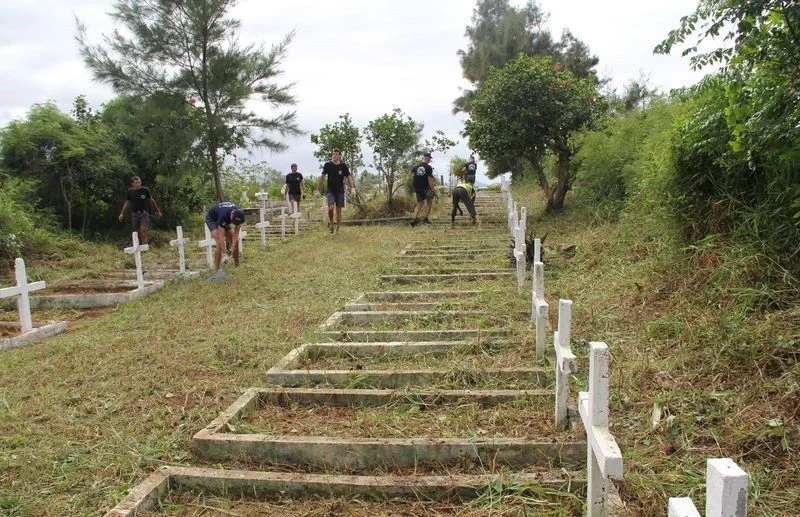 L’équipage du Floréal réhabilite des tombes de militaires français à Madagascar