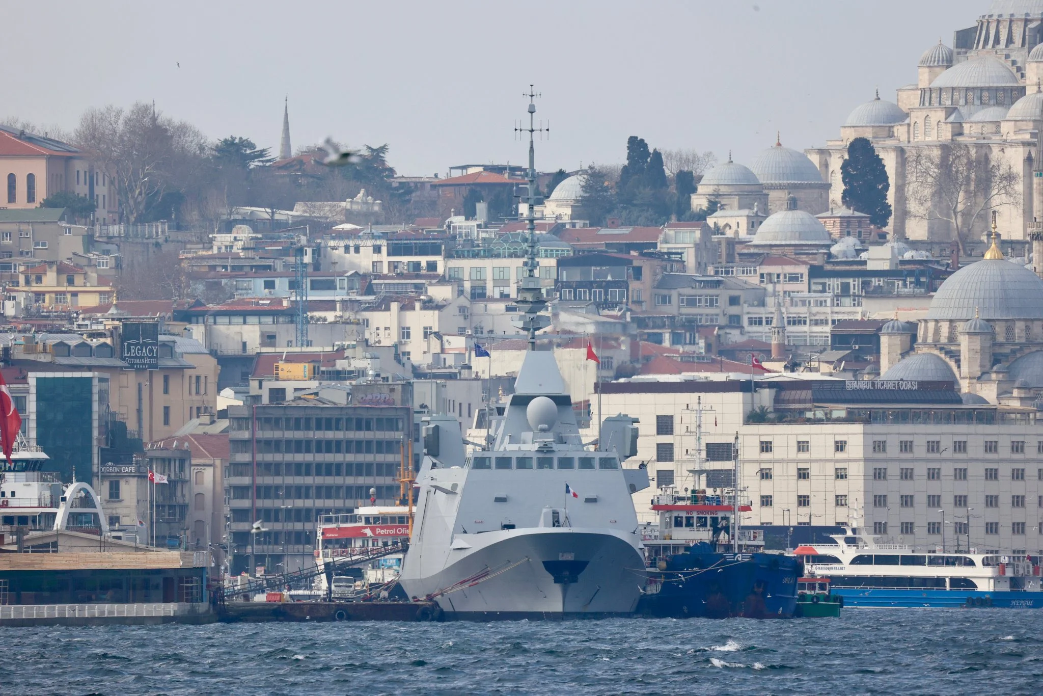 La frégate Alsace en escale dans le port d’Istanbul