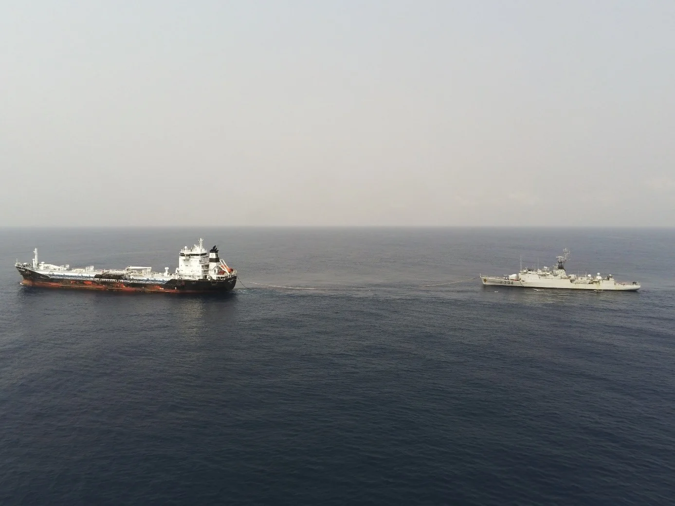 Le patrouilleur Enseigne de vaisseau Jacoubet se ravitaille en haute-mer