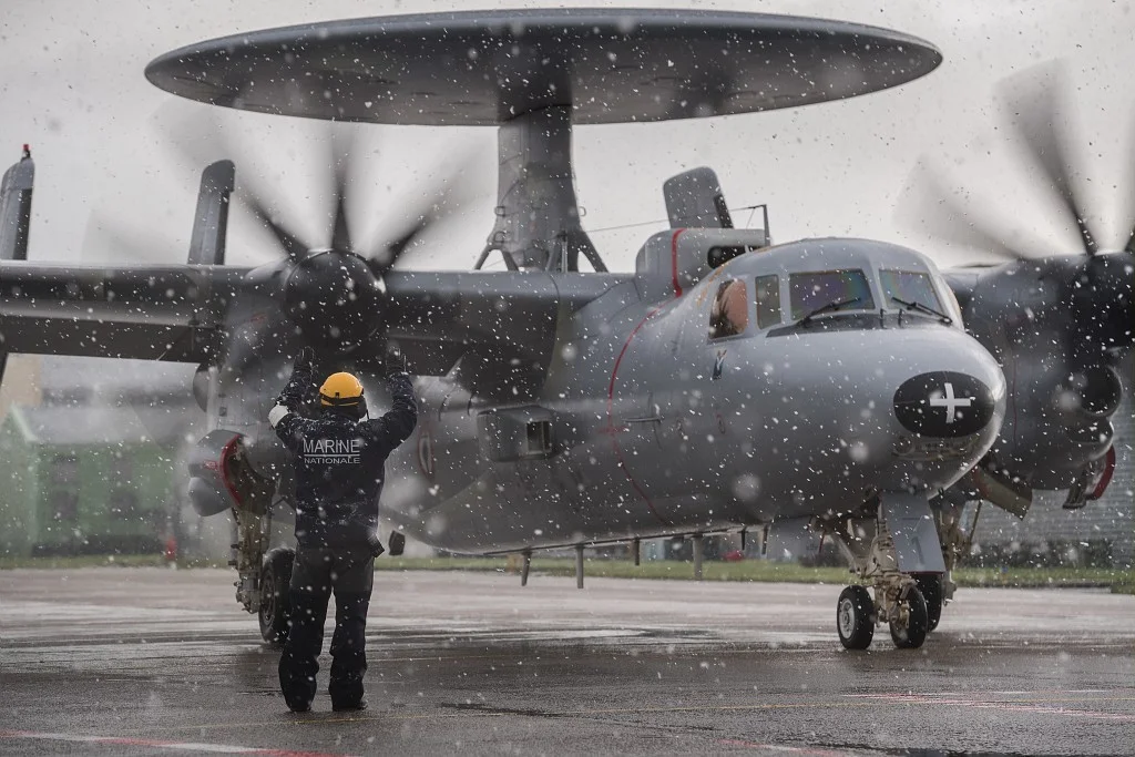 Un avion de guet aérien E2C - Hawkeye sous la neige