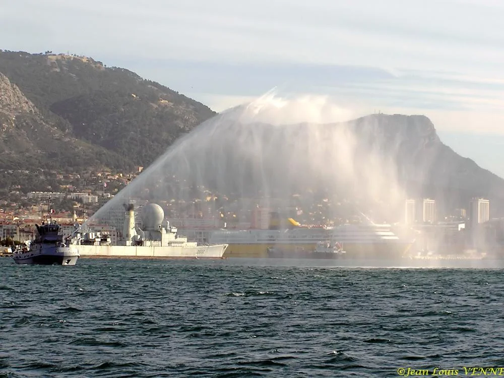 L'Estérel essaie son canon Ã  eau