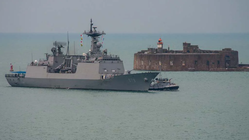 Le destroyer coréen Kang Gam Chan arrive à Cherbourg
