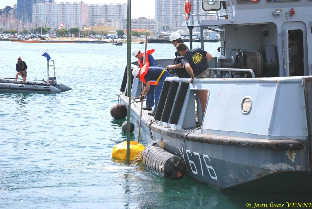 Le PGA 2, ponton-grue automoteur
