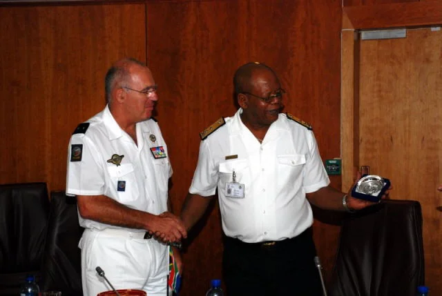 Le contre-amiral Magalefa échangeant des cadeaux de bienvenue avec le général de Saint Salvy