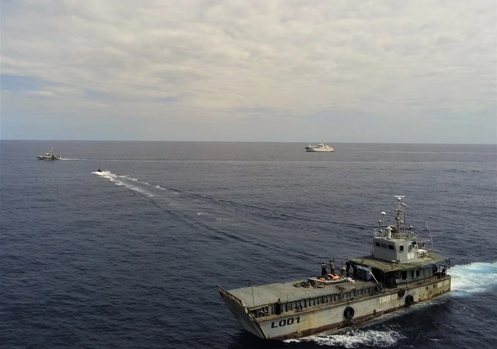 Le patrouilleur le Malin, le bâtiment garde-côte comorien Shar Shar et la vedette côtière de surveillance maritime (VCSM) Verdon