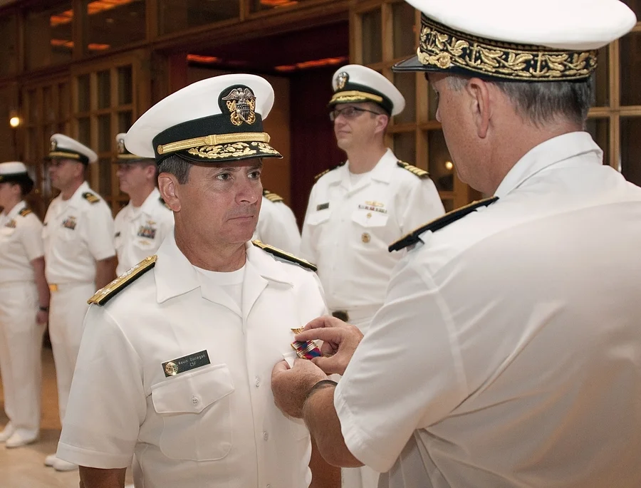 Le commandant de la 5e flotte américaine décoré de la médaille de la défense nationale