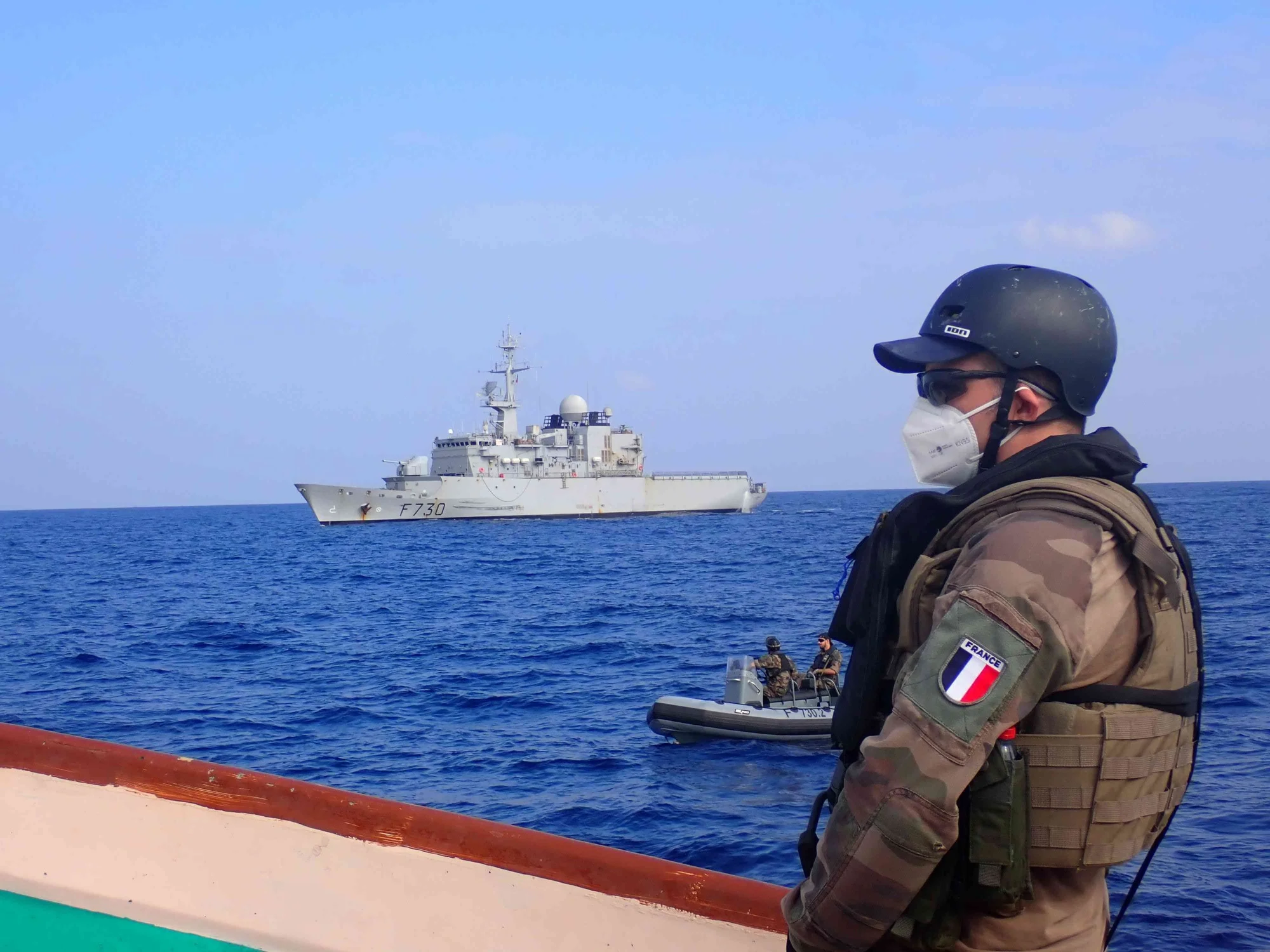 La frégate Floréal durant la visite d'un bâtiment suspect