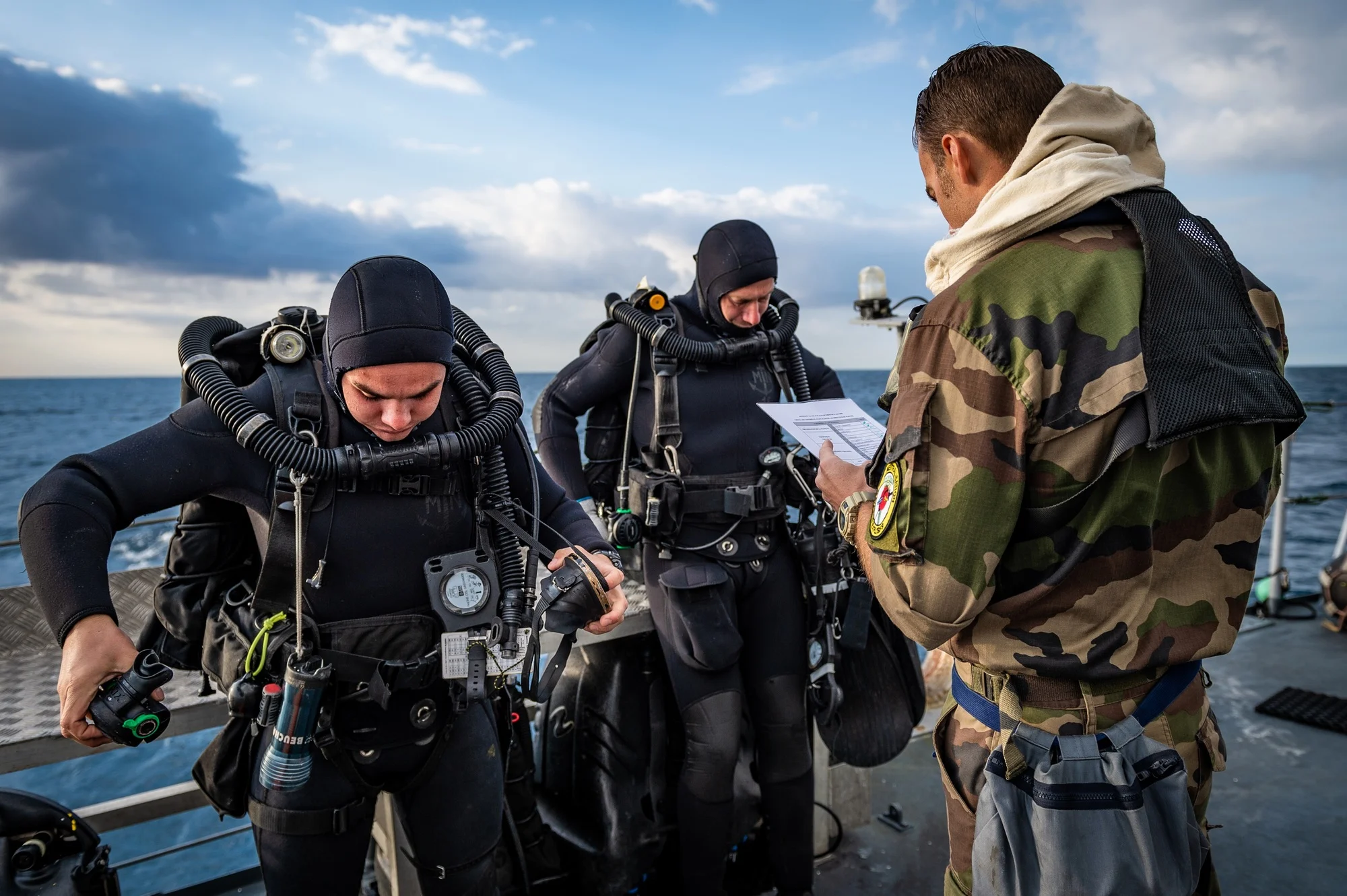 Derniers préparatifs avant la plongée