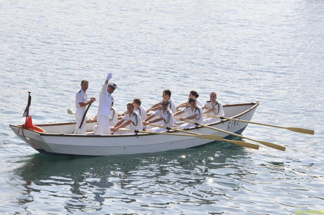 Tradition : le CF Eugène débarque en chaloupe armée par les officiers de l'Aconit