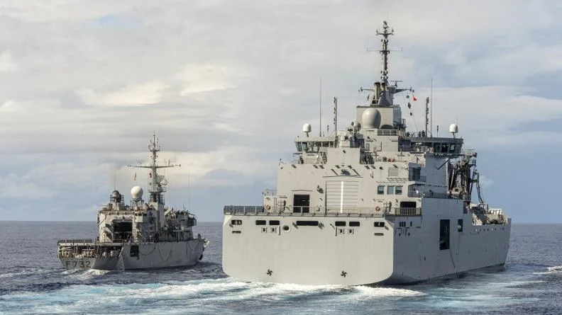 Le Jacques Chevallier ravitaille la frégate Nivôse