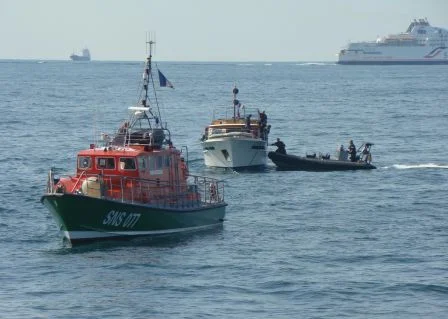 Le Flamant porte assistance au Furore