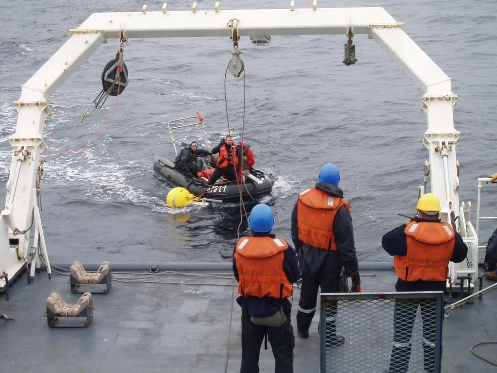 Le Lapérouse remonte un marégraphe