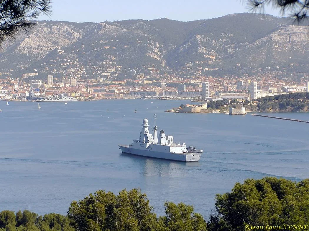 Le Forbin rentre au port