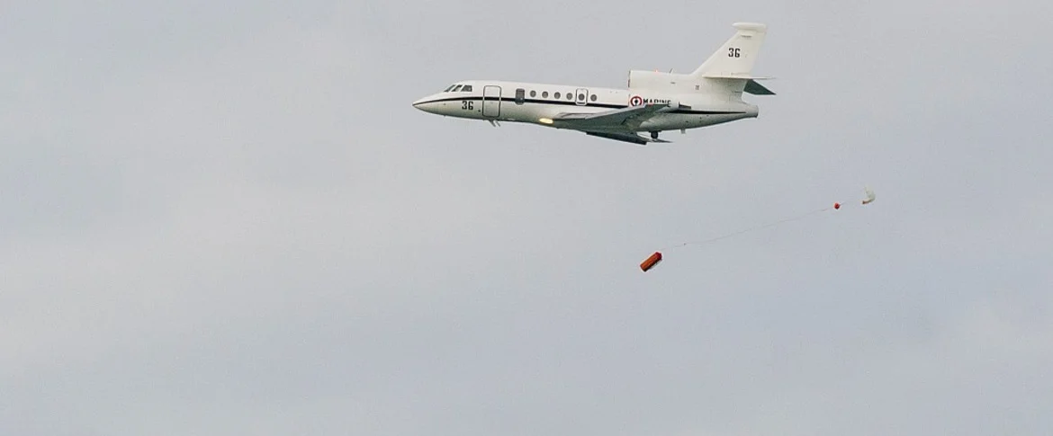 Un Falcon 50 s’entraîne au largage d’une chaîne SAR