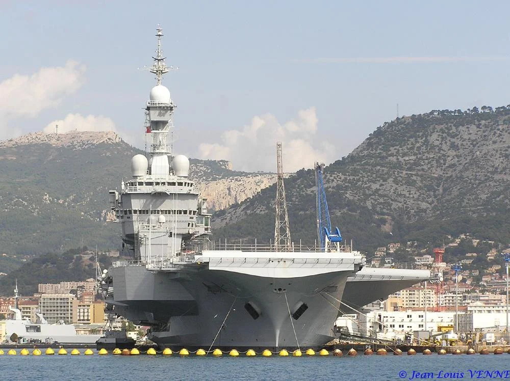 Le porte-avions Charles de Gaulle après son retournement