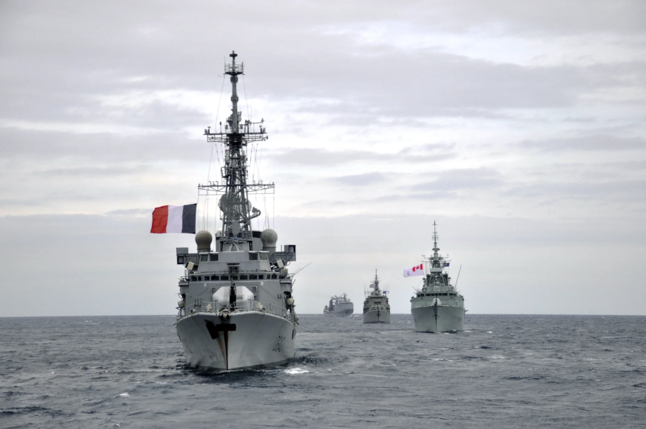 La frégate Montcalm à la tête des navires participant à Dynamic Manta