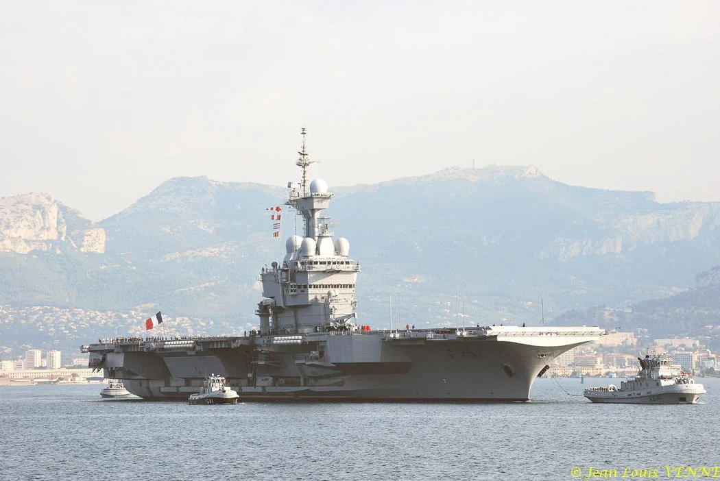 Le porte-avions Charles de Gaulle appareille pour des essais techniques