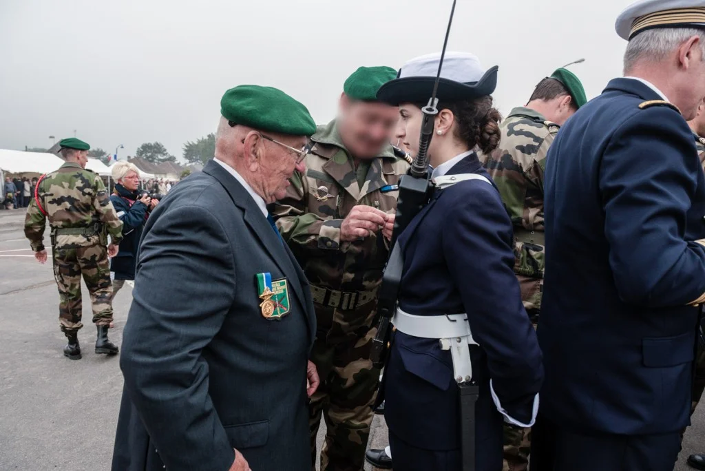 Un ancien combattant du commando Kieffer rencontre un actuel membre du commando