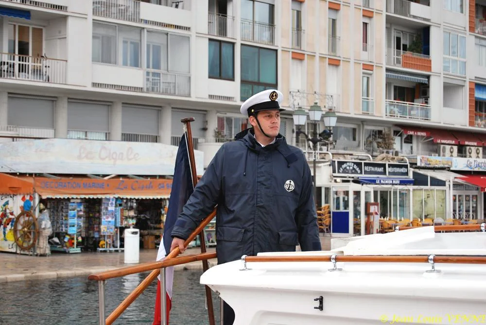 Embarquement sur une vedette pour rejoindre le Guépratte