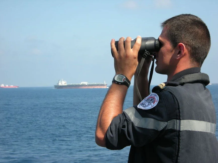 De nombreux navires de commerce évoluent près de la frégate