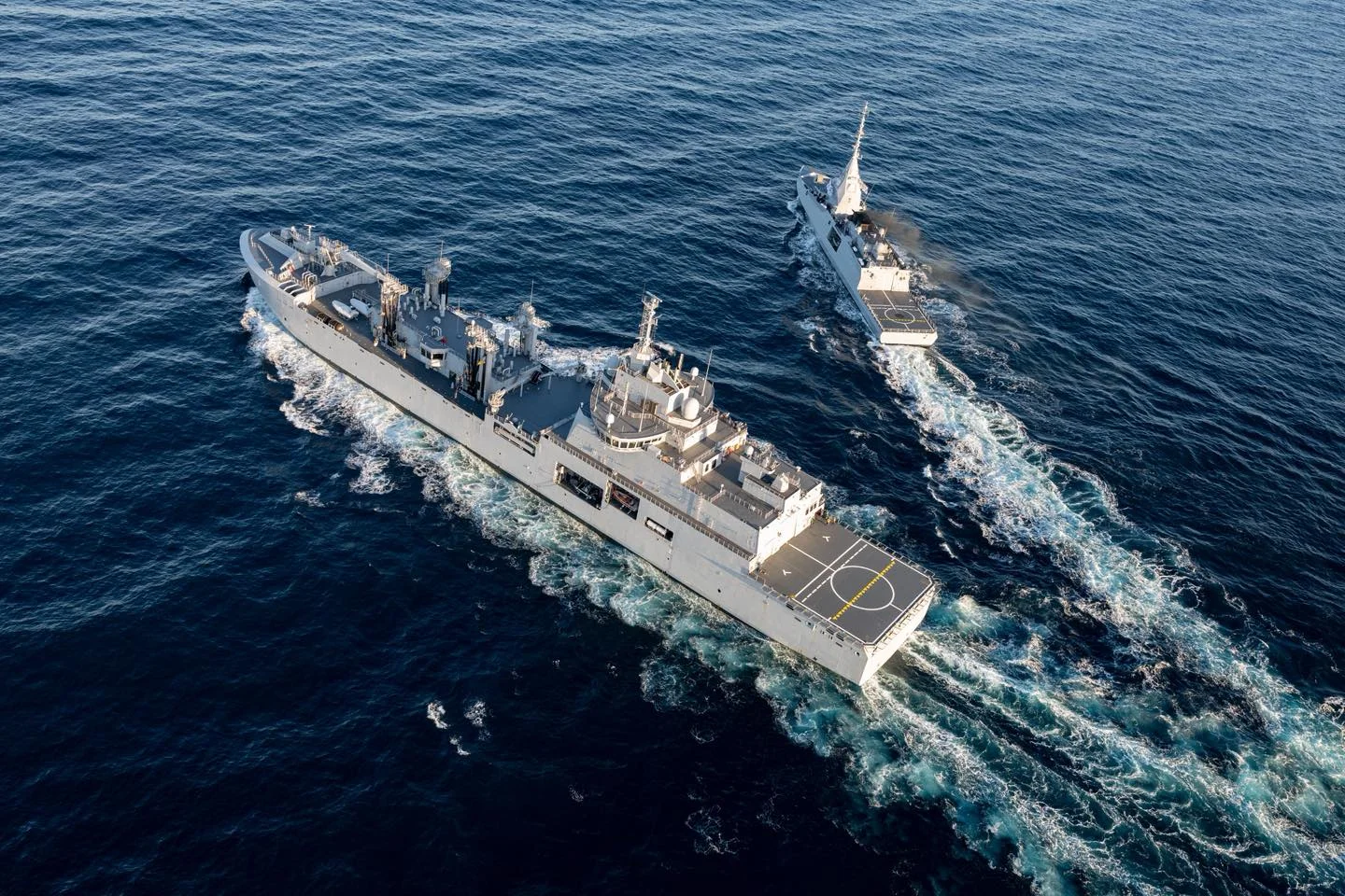 Le bâtiment ravitailleur de forces Jacques Chevallier et la frégate multi-missions Lorraine