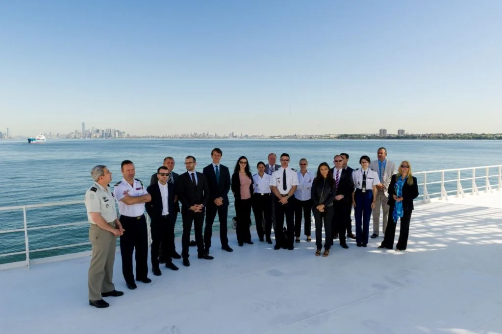 La délégation sur le pont du Monge, New York en arrière-plan