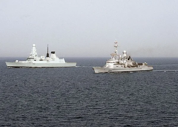 La frégate Cassard navigue aux côtés d’une frégate britannique