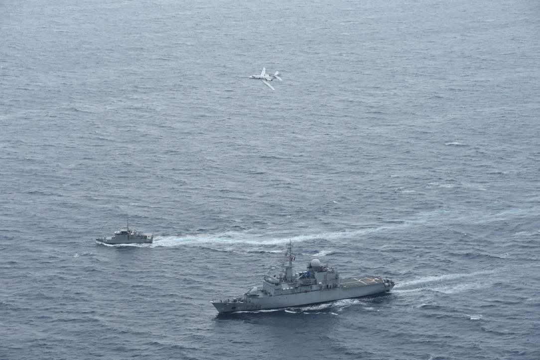 Un Falcon 200 Gardian survole le Vendémiaire et le patrouilleur Kikau, de la marine fidjienne