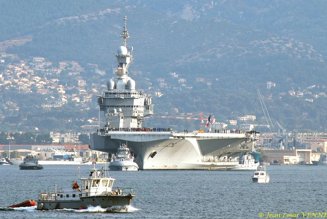 Le porte-avions Charles de Gaulle appareille pour des essais techniques
